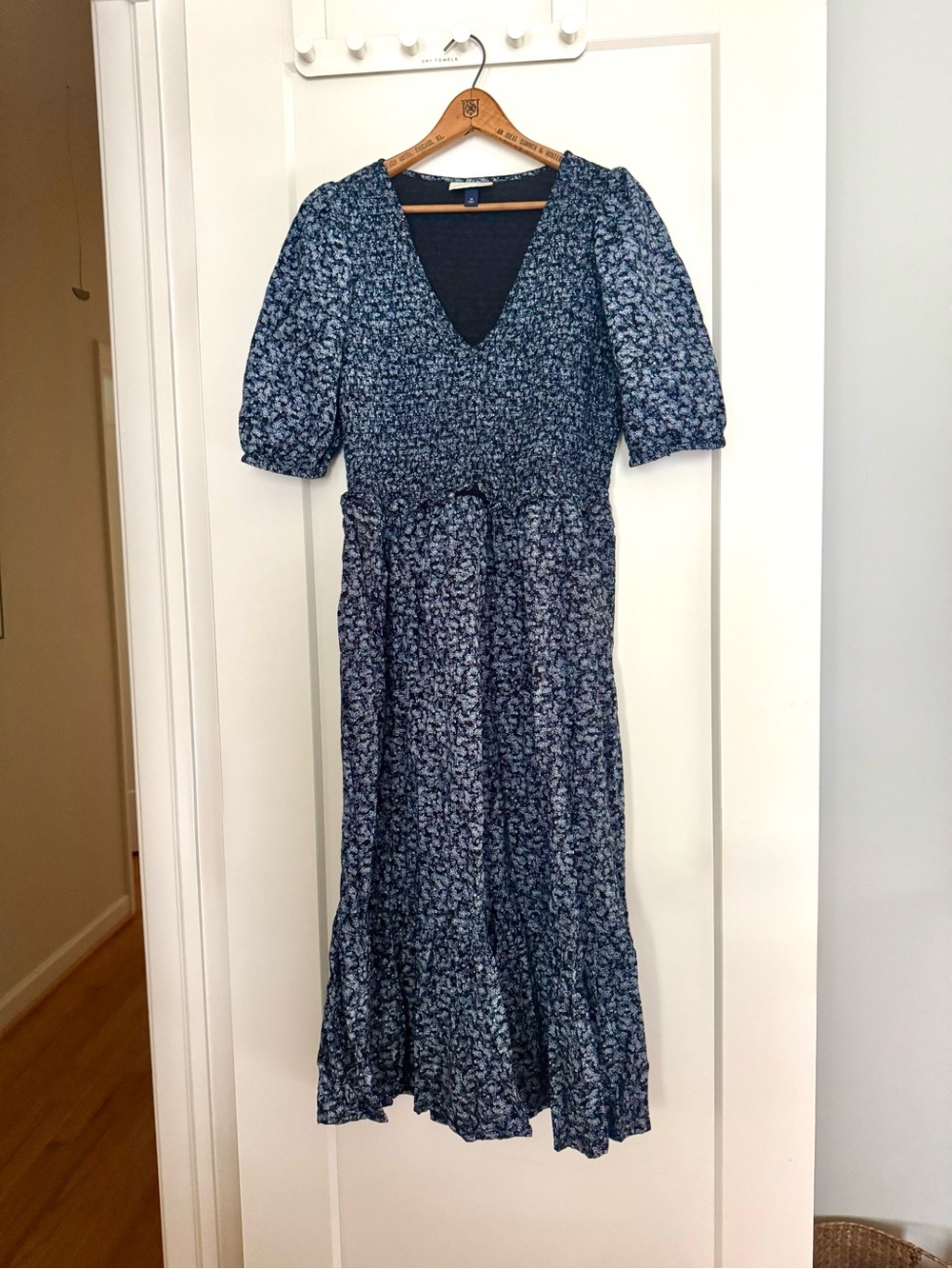 Universal Thread  Blue/Black Floral Maxi Dress w/ V-Neck. Smocked bodice. Sz M